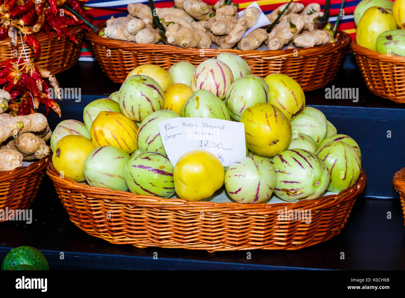 Pera o melone pepino dulce frutti (Solanum muricatum) in un cestello. Frutta e verdura in stallo. Foto Stock