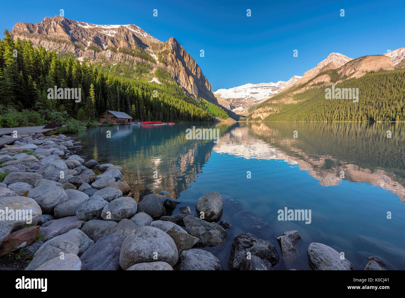 Il lago Louise e lago di montagna all'alba nel Parco Nazionale di Banff, Alberta, Canada. Foto Stock