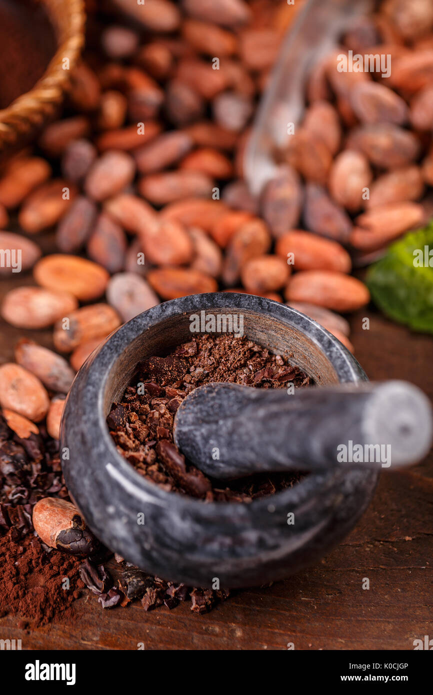 Primo piano della terra le fave di cacao in mortaio di pietra Foto stock -  Alamy