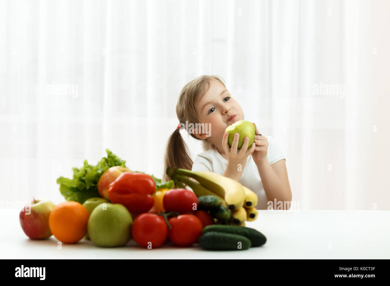 Carino bambina con frutta fresca. Nutrizione sana base Foto Stock