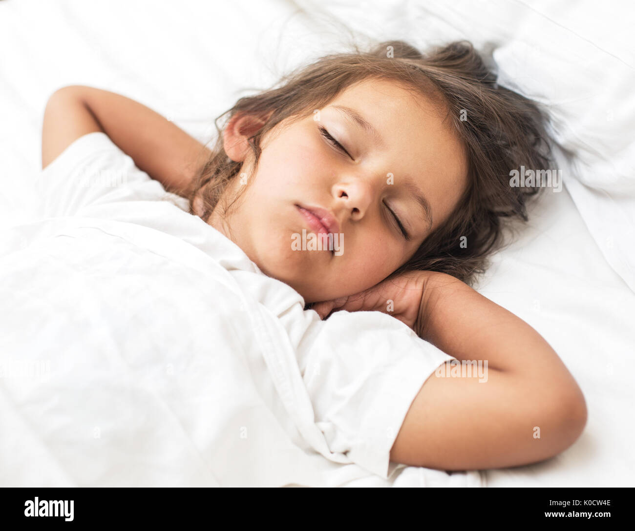 Sleeping kid ragazza nel letto. Foto Stock