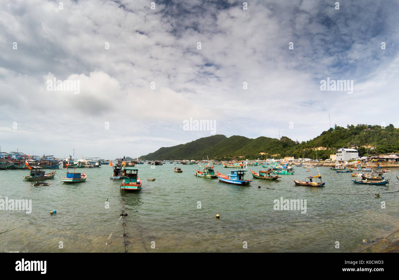 Minimo di barche da pesca in Ben Ngu wharf, Nam Du isole, Kien Giang provincia, Vietnam Foto Stock