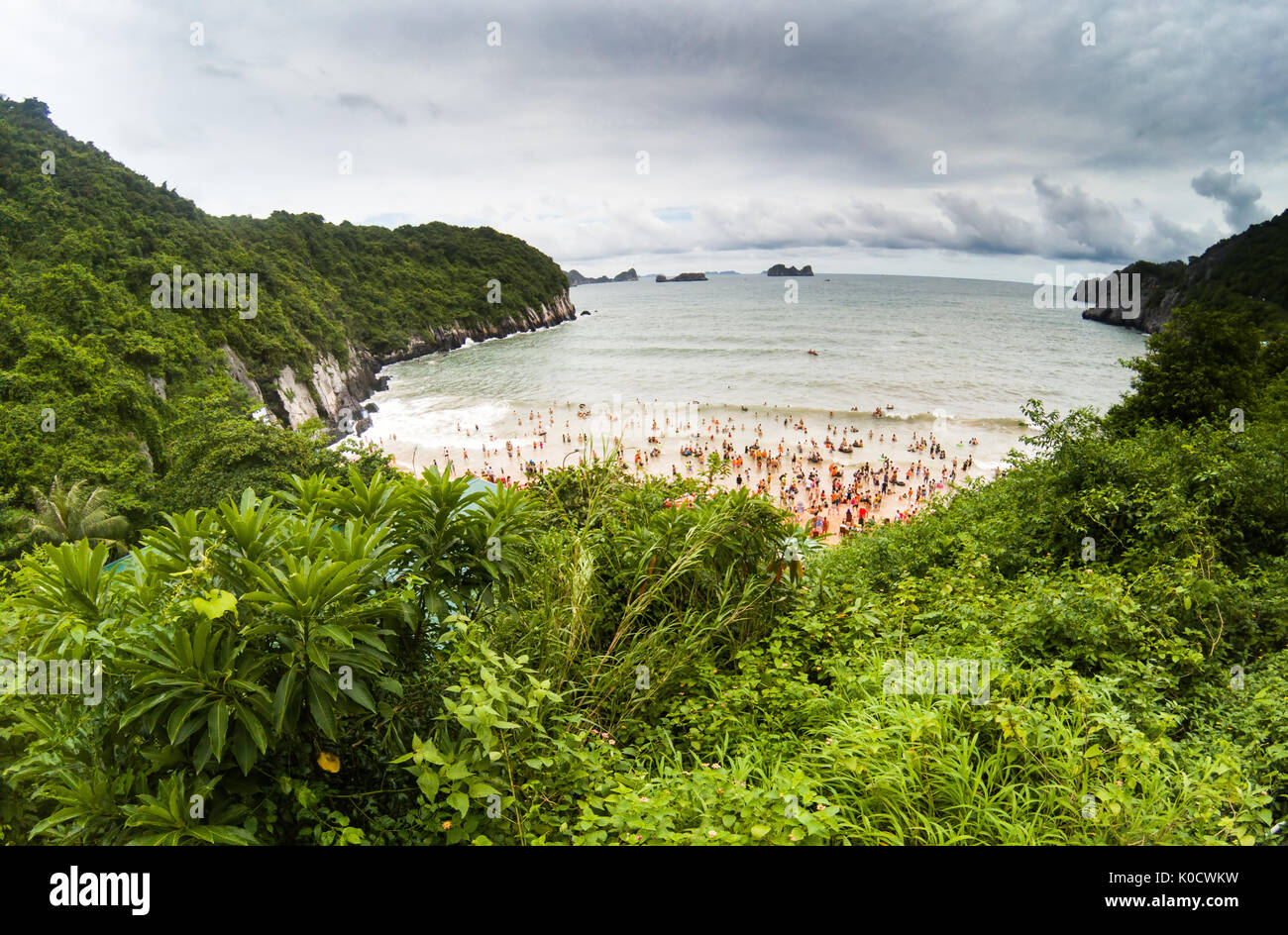 Spiaggia di sovraffollamento in Cat Island - si tratta di una popolare destinazione estiva per turisti vietnamita Foto Stock