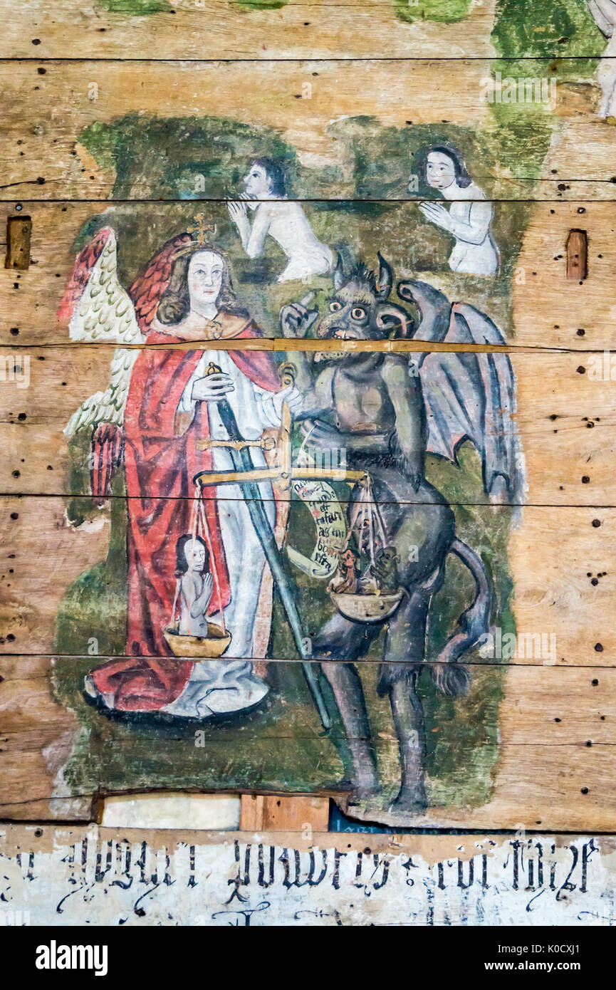 San Michele, Satana e la pesatura delle anime, dettaglio di Wenhaston Doom, medievale rood pittura, c. 1480, la chiesa di San Pietro, Wenhaston, Suffolk, Inghilterra Foto Stock