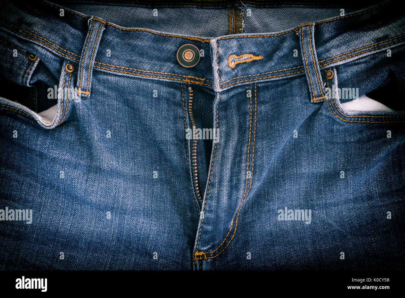 Jeans blu con chiusura lampo aperta. Close up. Foto Stock