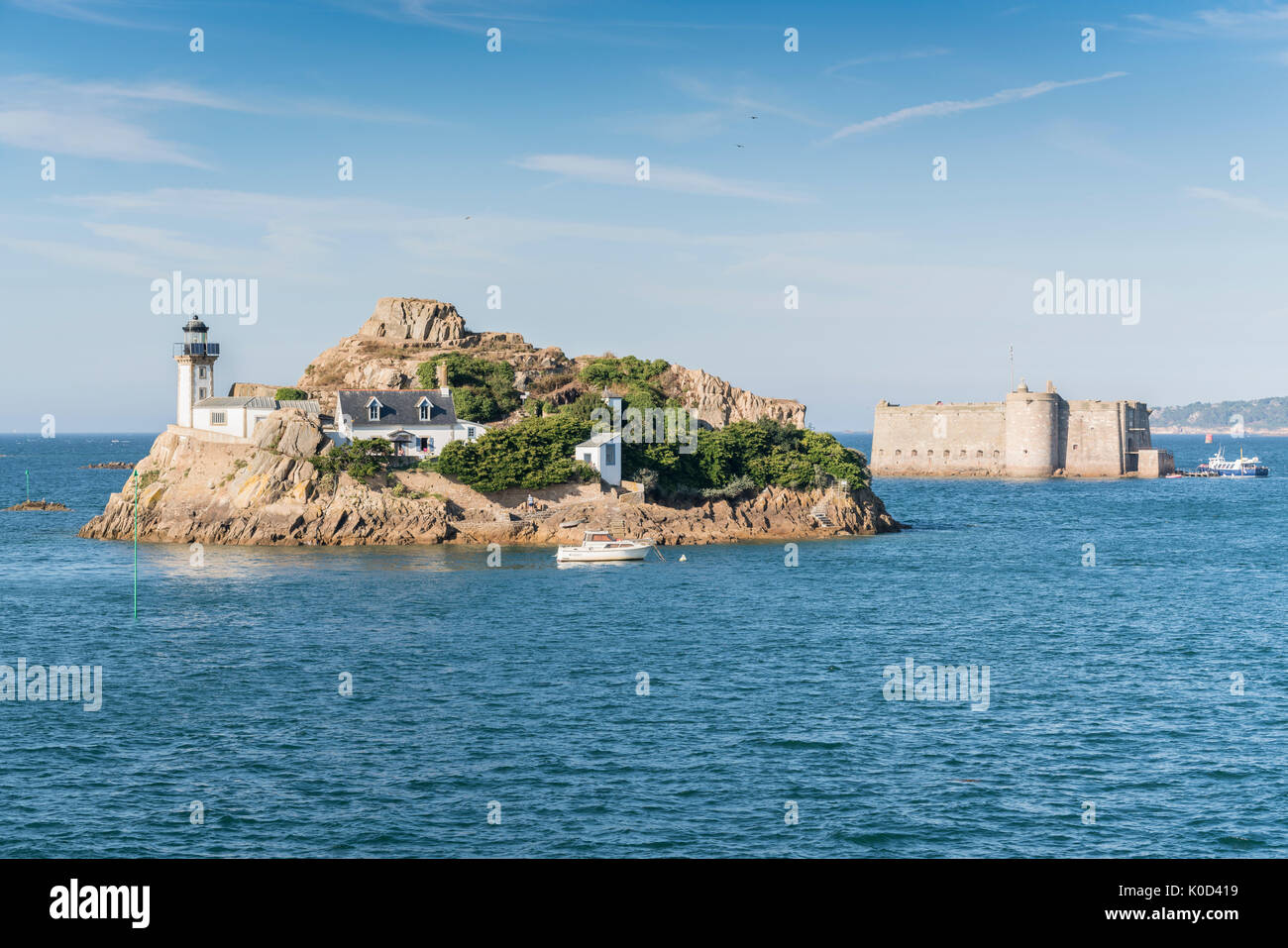 Île Louët e Biancheria Taureau castello. Carantec, Finistère Bretagna, Francia. Foto Stock