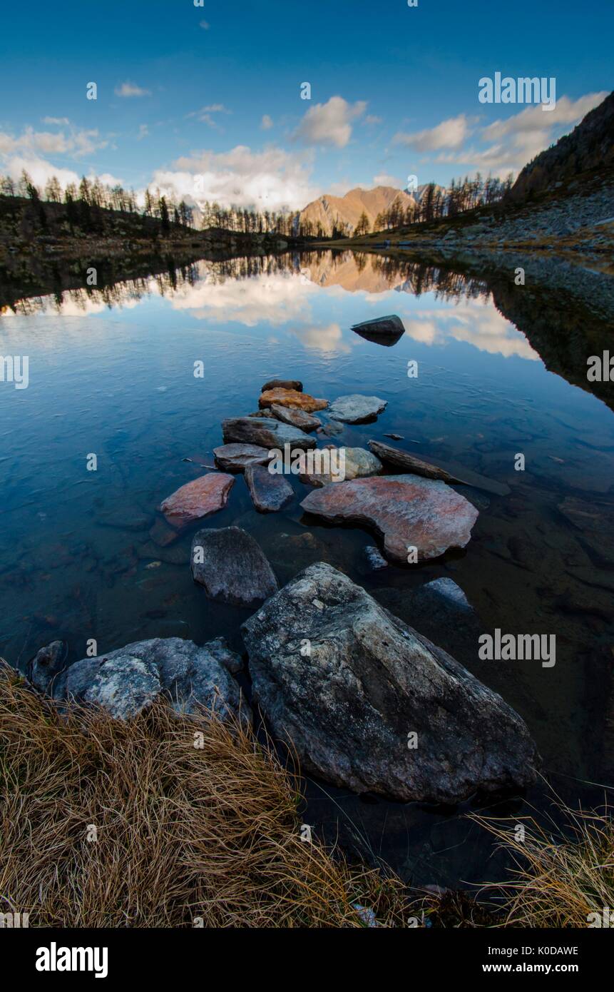 Pietre sul lago alpino di riva (lago di Arpy, Valle d'Aosta, Italia) Foto Stock
