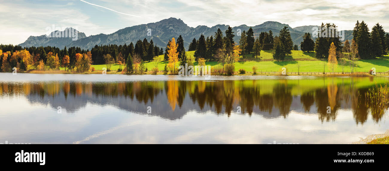 Scena panoramica in Baviera, Germania, con montagne in mirroring del lago Foto Stock