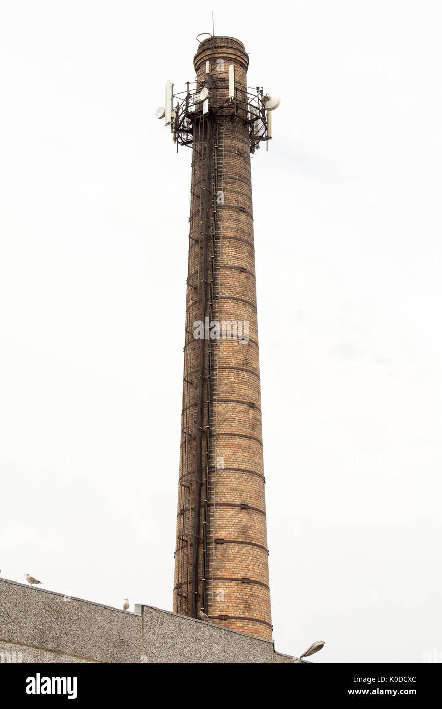 Stazione ricetrasmittente di base sulla vecchia ciminiera in mattoni Foto Stock