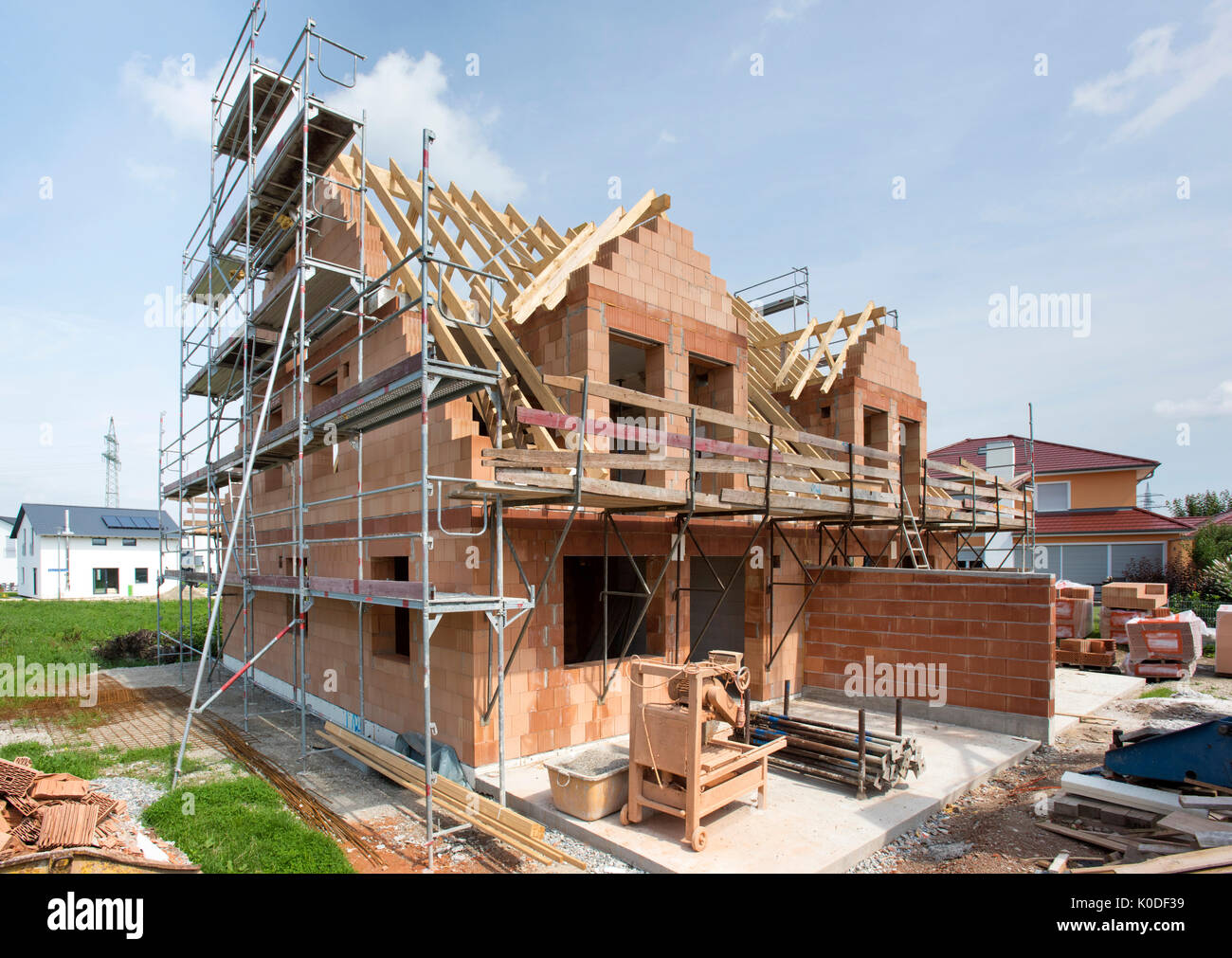 Nuova casa residenziale in costruzione con mattoni e tavole di legno Foto Stock
