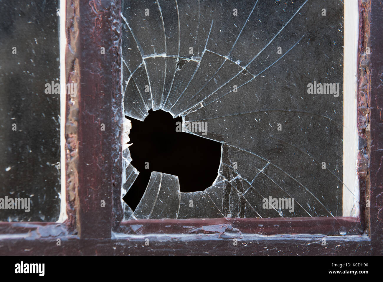Vetro della finestra rotto immagini e fotografie stock ad alta risoluzione  - Alamy