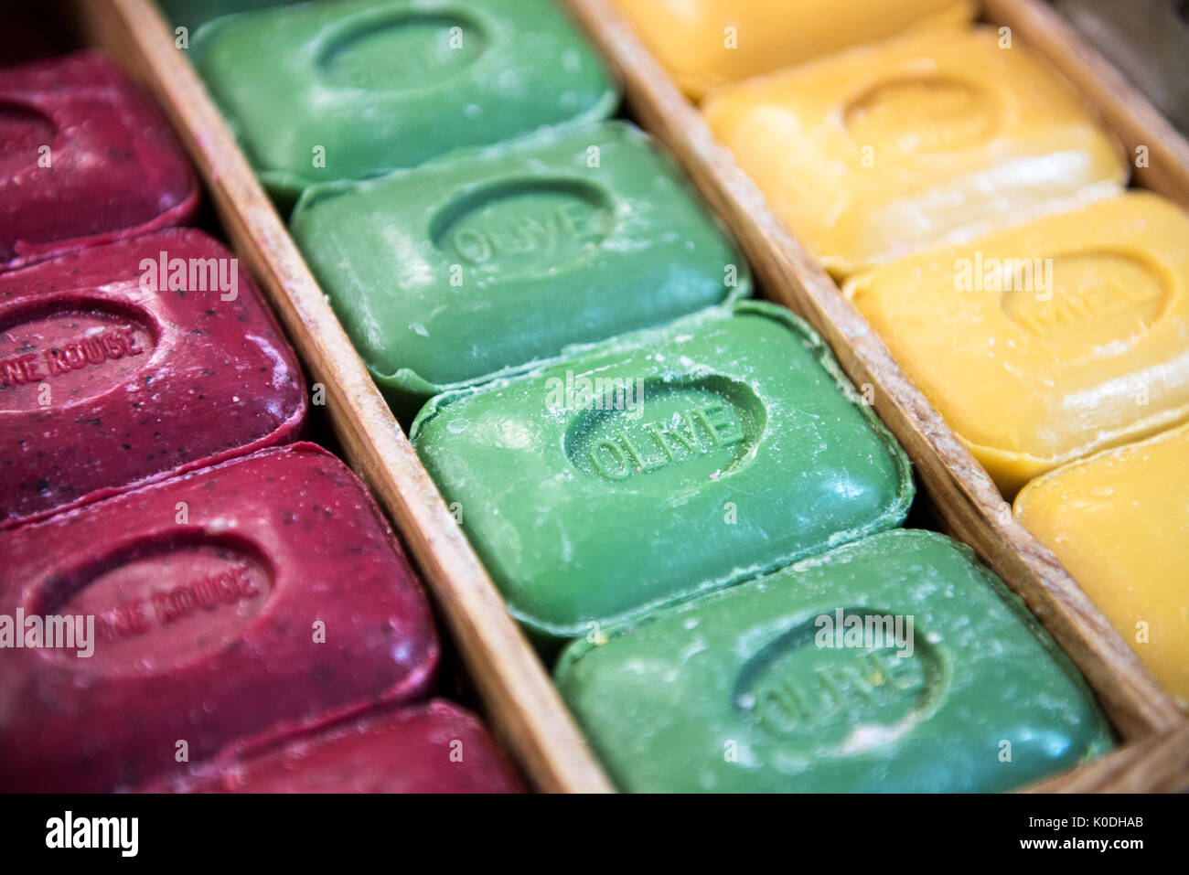 Righe colorate in stile tradizionale francese hard il sapone di Marsiglia in vista da vicino Foto Stock