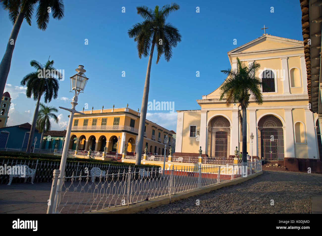 Vista delle palme e la grandiosa chiesa ed edifici in Plaza Mayor Trinidad a Cuba Foto Stock