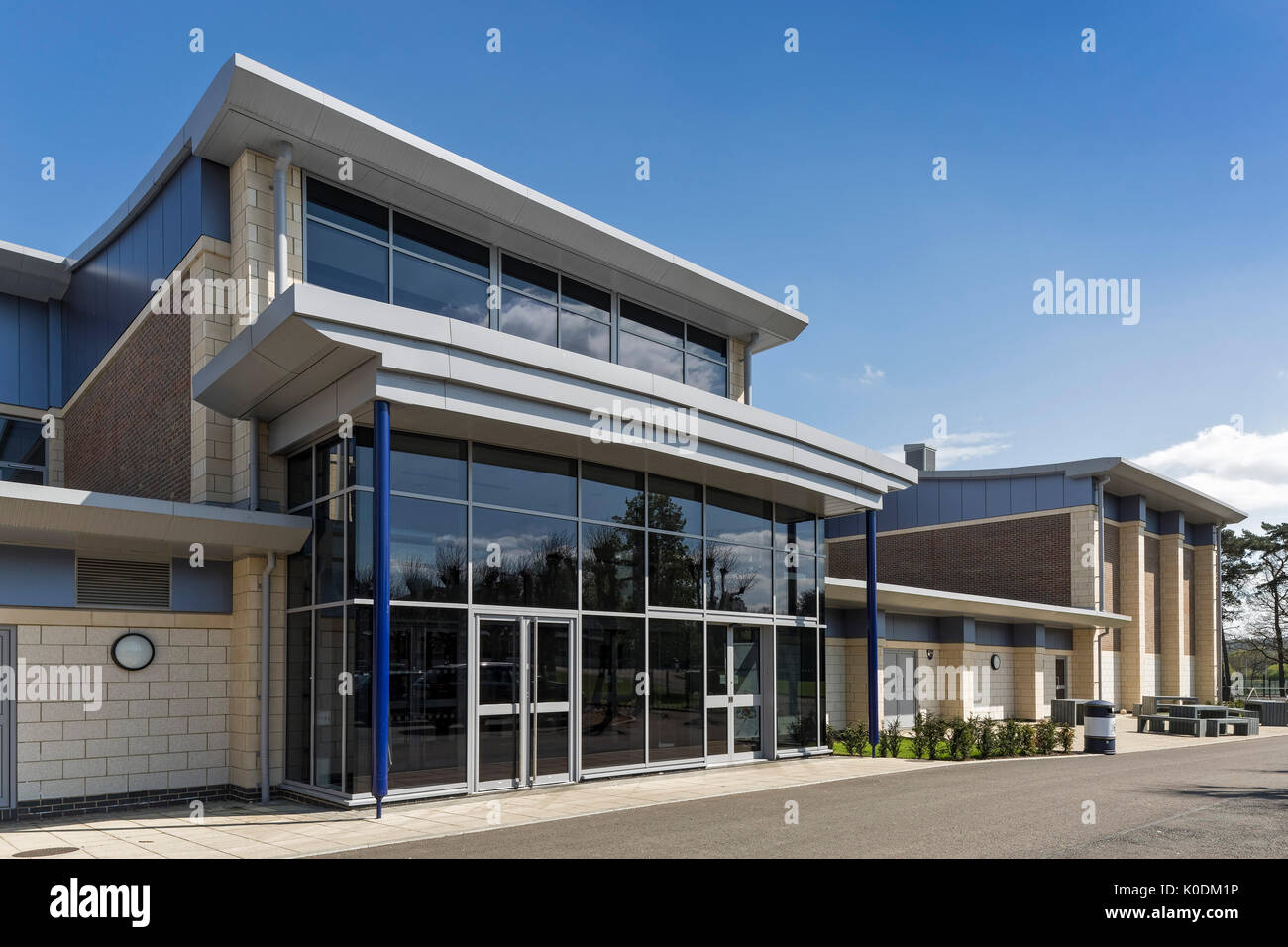 Elevazione obliqua del Centro Sportivo l'ingresso. Haberdashers Aske - Nuovo centro sportivo, Elstree, Regno Unito. Architetto: Barnsley Hewett & Mallinso Foto Stock