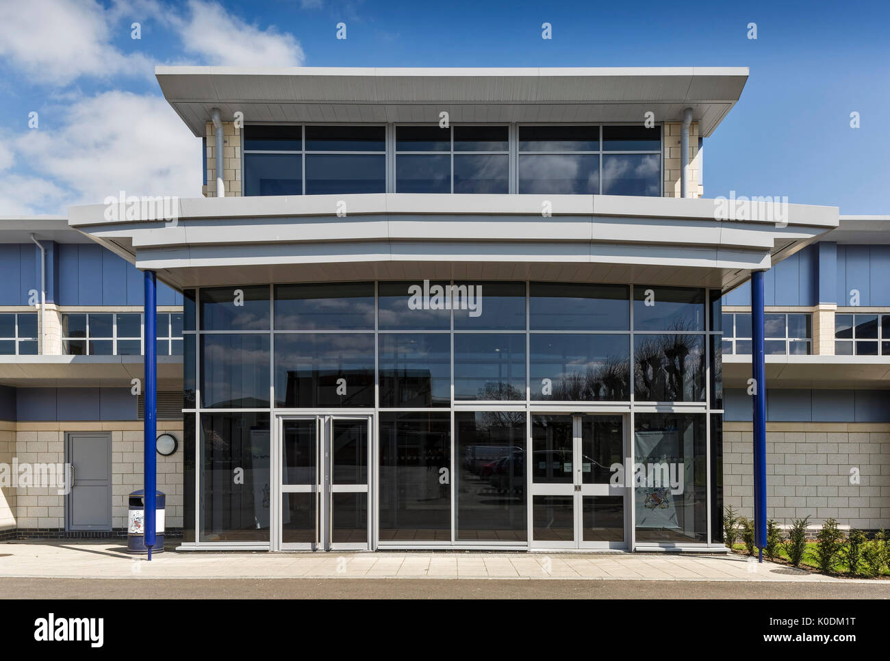 Vista in elevazione frontale del centro sportivo l'ingresso. Haberdashers Aske - Nuovo centro sportivo, Elstree, Regno Unito. Architetto: Barnsley Hewett & Mallinson, Foto Stock