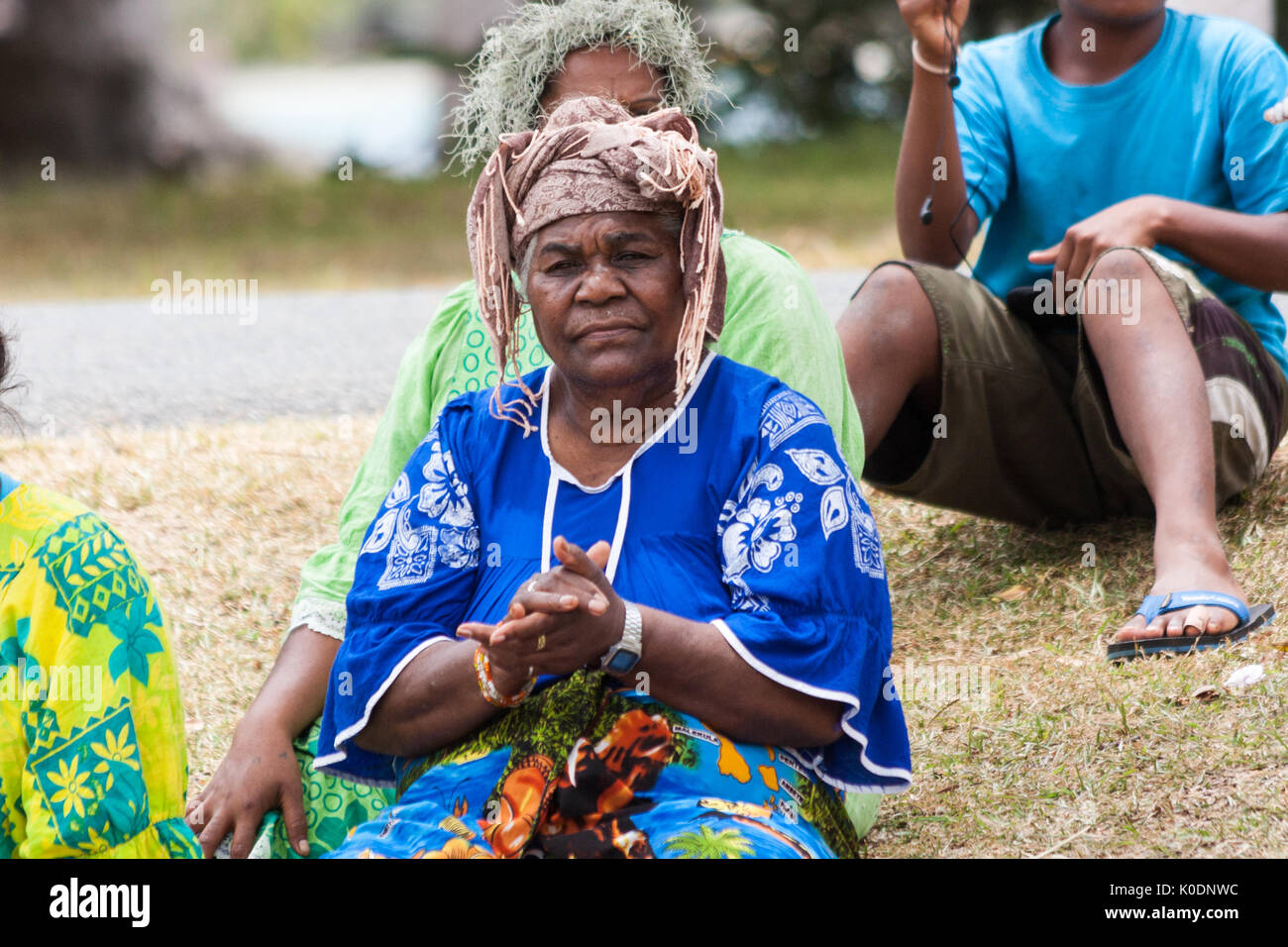 Il Melanesian Kanak donna battendo le mani in tempo per la musica e la danza tradizionali, Kuto, Isle des pini, Nuova Caledonia, Sud Pacifico Foto Stock