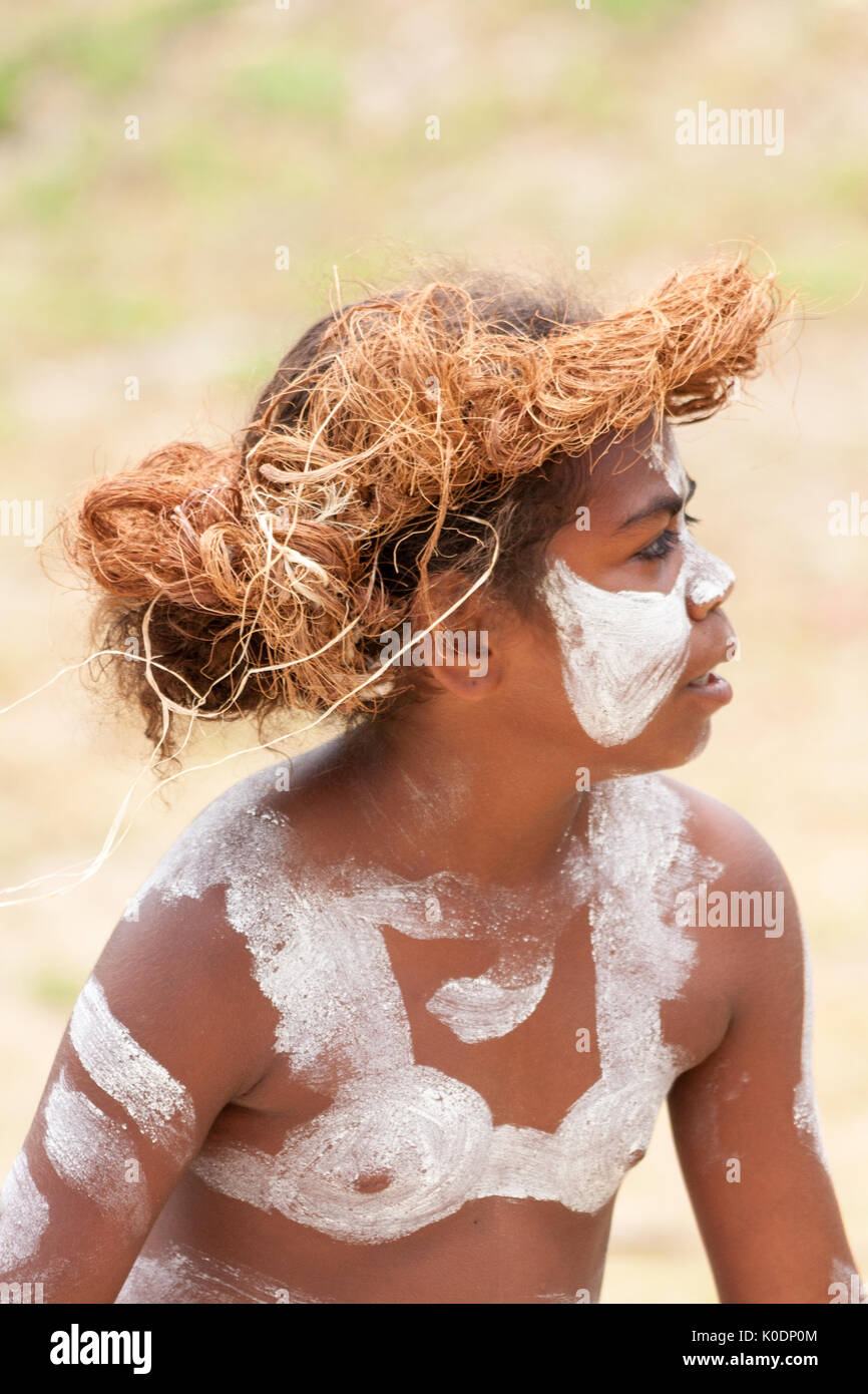 Il Melanesian giovane ragazza Kanak ballerino, Kuto, Isle des pini, Nuova Caledonia, Sud Pacifico Foto Stock