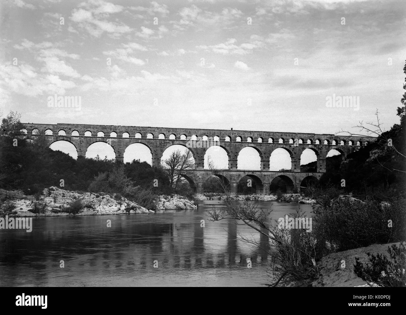 AJAXNETPHOTO. 1910 (circa). PONT du gard, Francia. - ROMAN AQUADUCT - VINTAGE LASTRA DI VETRO FOTO DEL ROMANO QUADUCT attraversando il fiume Gardon vicino alla città di Pont-du-Gard IN FRANCIA MERIDIONALE. fotografo:sconosciuto © IMMAGINE DIGITALE COPYRIGHT VINTAGE AJAX Picture Library Fonte: AJAX FOTO VINTAGE COLLEZIONE REF:171308 02 Foto Stock