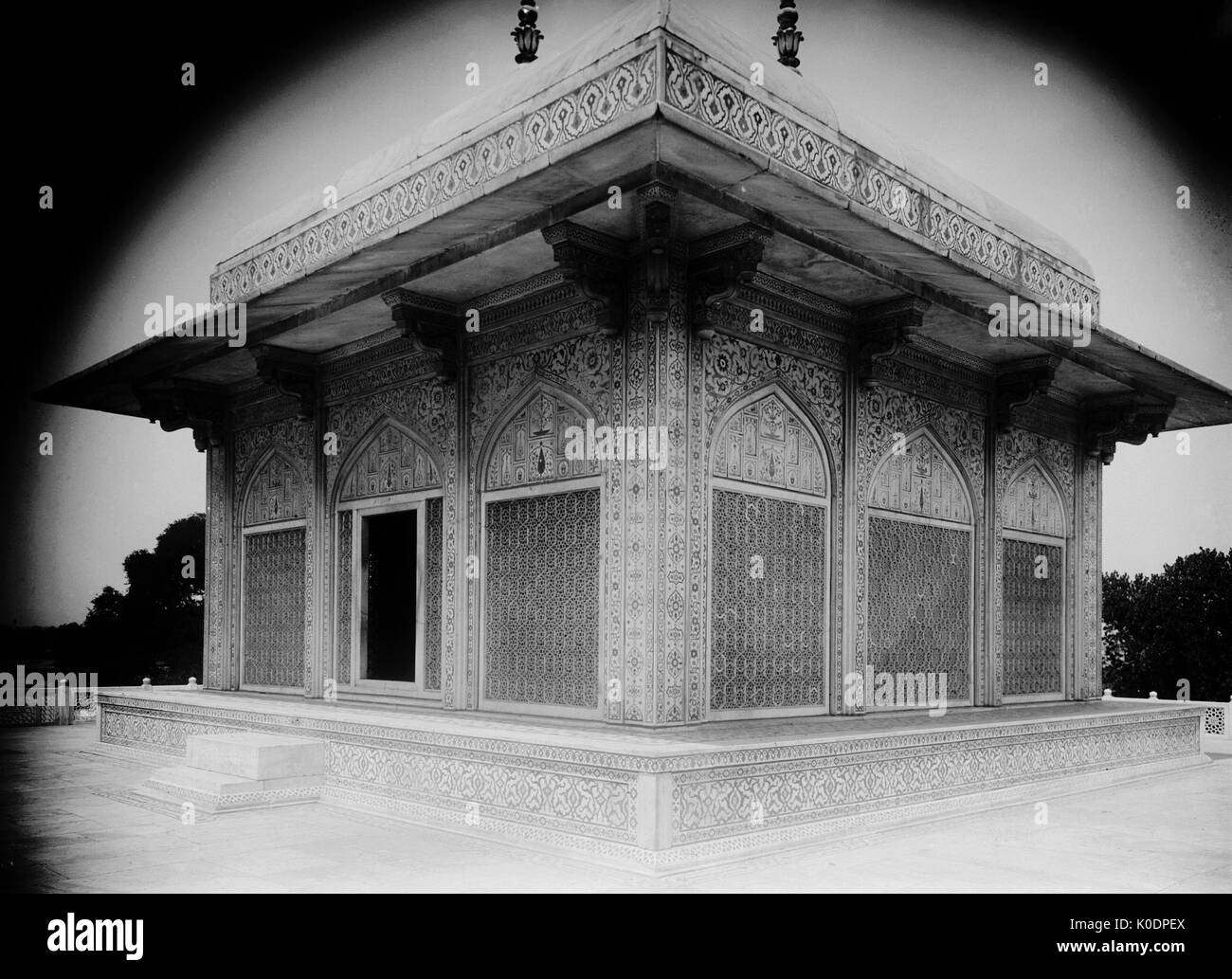 AJAXNETPHOTO. 2a gennaio, 1922. AGRA, INDIA. - ITMAD-UD-DOWLAH, AGRA, il cenotafio camera. Foto:T.J.SPOONER COLL/AJAX VINTAGE PICTURE LIBRARY REF; 19220201 1022 Foto Stock
