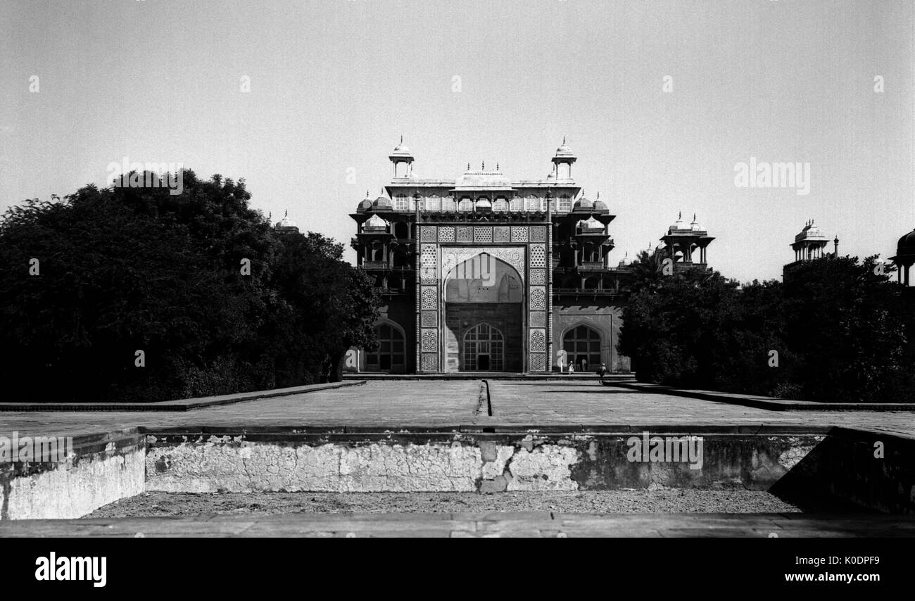 AJAXNETPHOTO. 2a gennaio, 1922. AGRA, INDIA. - SECANDRA, distretto di Agra. L'imperatore Akbar della tomba vista anteriore. Foto:T.J.SPOONER COLL/AJAX VINTAGE PICTURE LIBRARY REF; 19220201 1027 Foto Stock