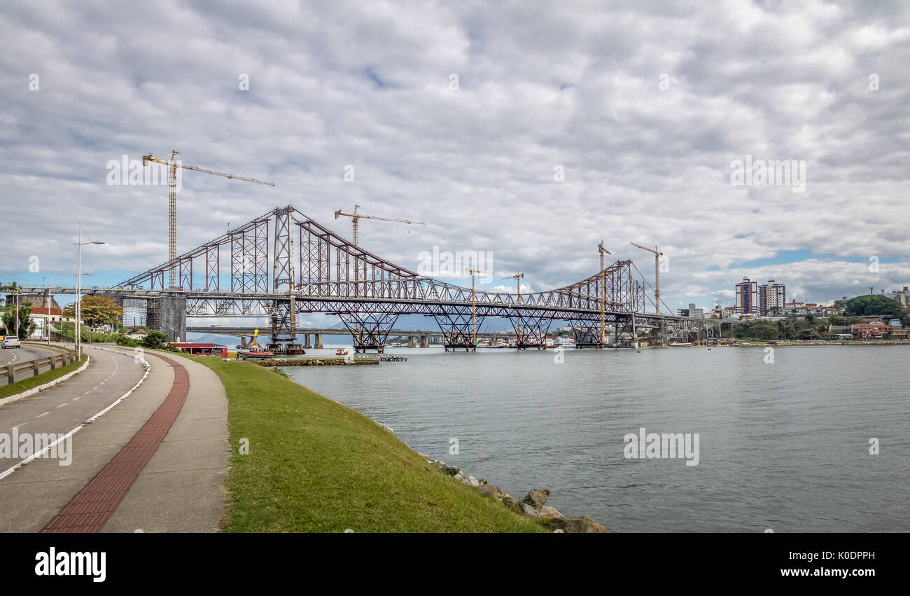 Le riparazioni avvengono a Hercilio Luz Bridge - Florianopolis, Santa Catarina, Brasile Foto Stock