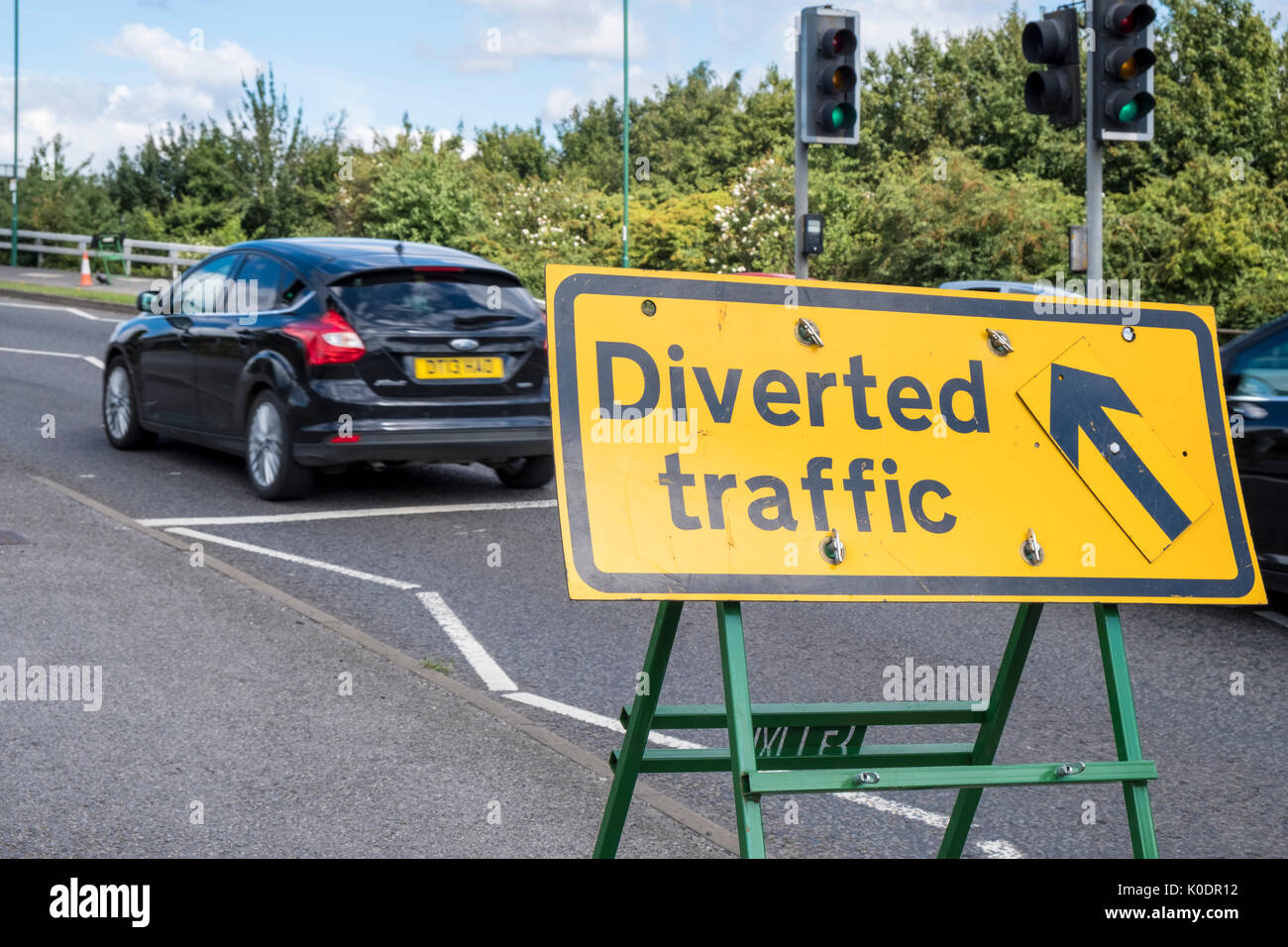 La deviazione della strada. Auto passando un traffico deviato segno, Nottingham, Inghilterra, Regno Unito Foto Stock