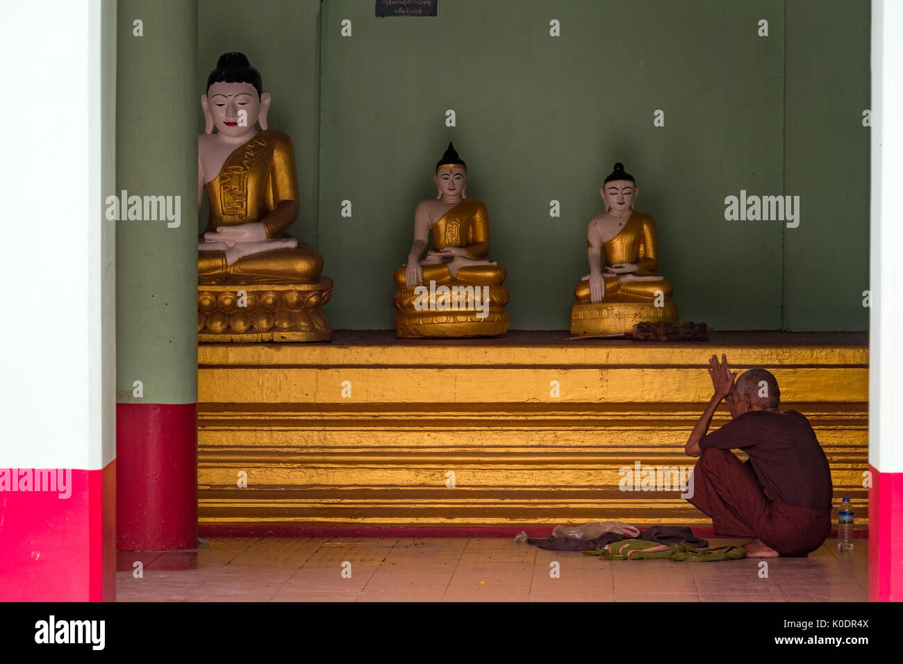 Monaco buddista prega nel Setyyanthiha Paya tempio, Mandalay Myanmar Foto Stock