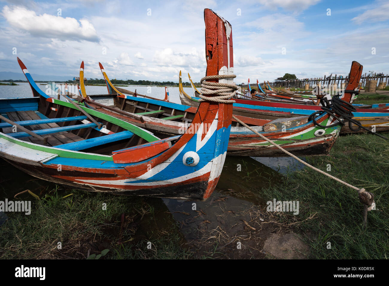Tradizionali Barche dipinte a U Bein Bridge al Lago Taungthaman, Mandalay Myanmar Foto Stock
