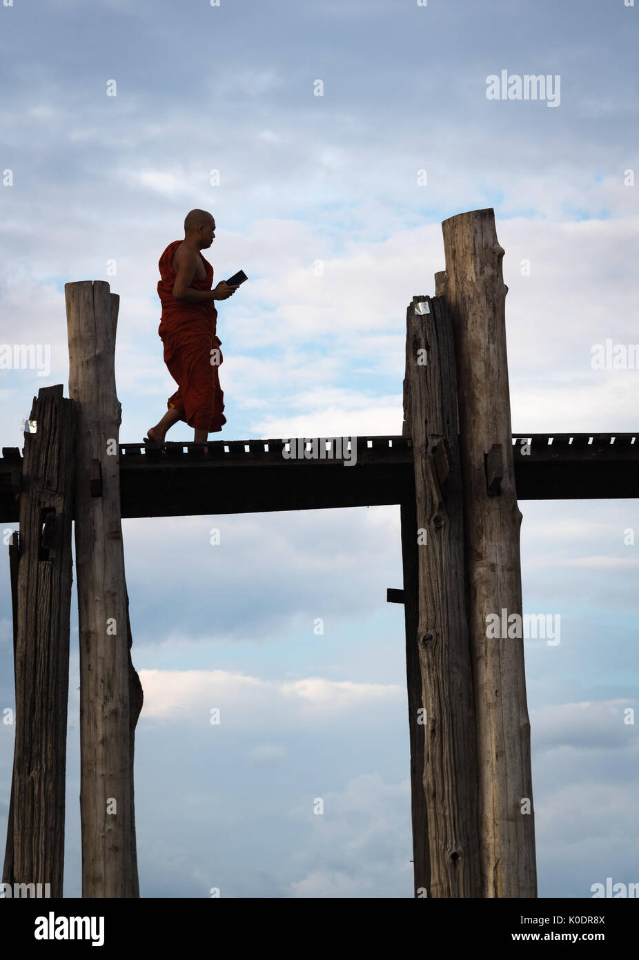 Monaco buddista attraversa la U Bein bridge, Lago Taungthaman, Mandalay Myanmar Foto Stock