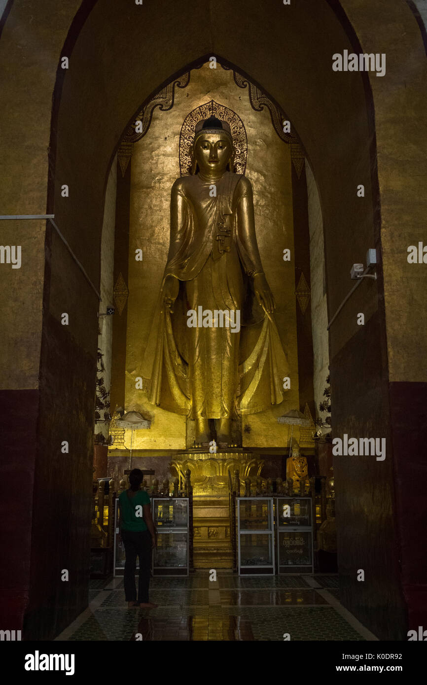 Enorme statua di Buddha nella Ananda Phaya tempio, Bagan, Myanmar Foto Stock