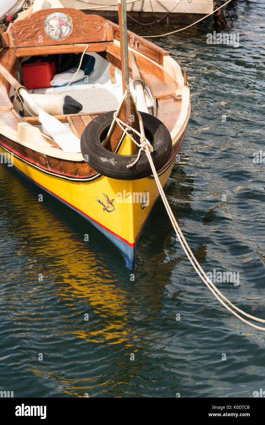 Close up di prua di una DG ajsa un Maltese raditional acqua taxi ormeggiata nel porto di La Valletta a Malta Foto Stock