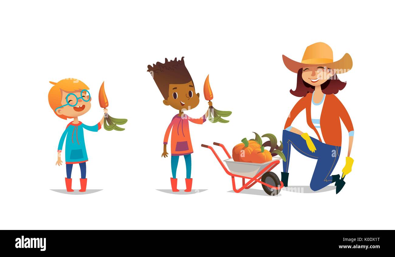 Ridendo multirazziale bambini tenendo le carote e femmina lavoratore agricolo vestito in stivali di gomma e il cappello di paglia in piedi su un ginocchio accanto a carriola piena di zucche. Illustrazione Vettoriale. Illustrazione Vettoriale