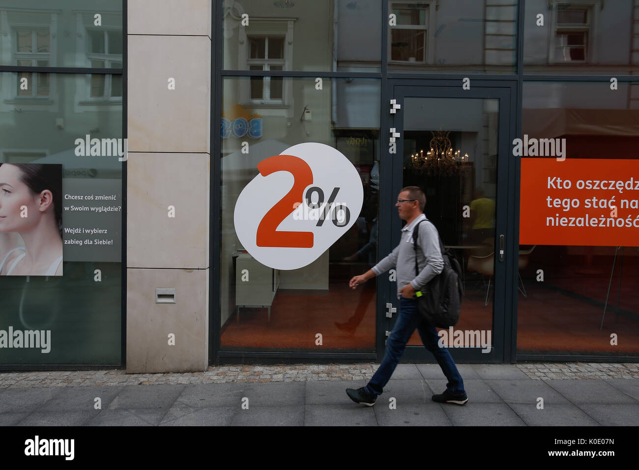 Un ramo della ING Bank è visto nel vecchio centro della città con la pubblicità che offre 2 percento di interesse sui conti di risparmio. Foto Stock