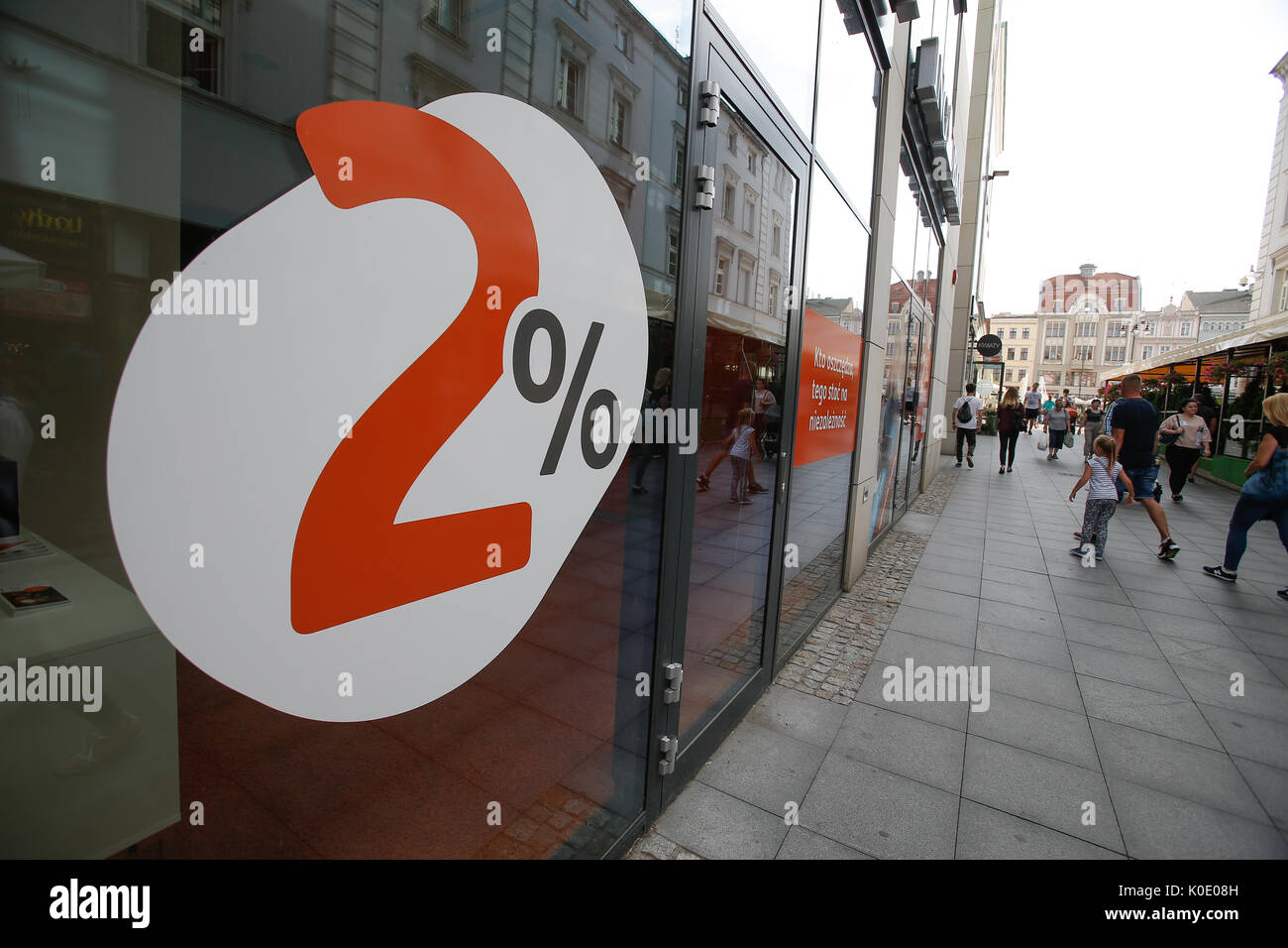 Un ramo della ING Bank è visto nel vecchio centro della città con la pubblicità che offre 2 percento di interesse sui conti di risparmio. Foto Stock