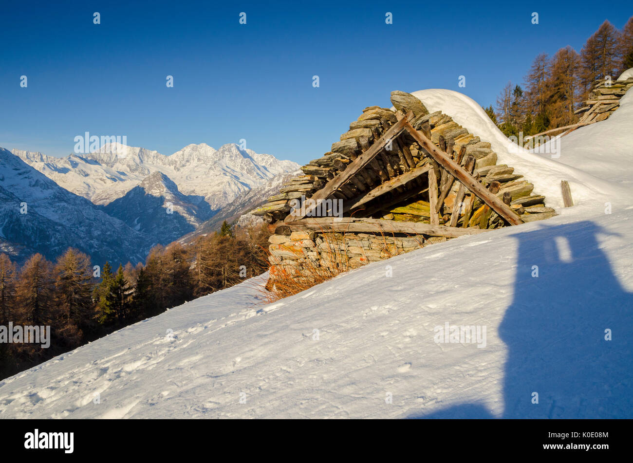 Un antico cottage vicino l'alpeggio di Il Rono (Divedro Valle Ossola, Piemonte, alpi italiane) Foto Stock