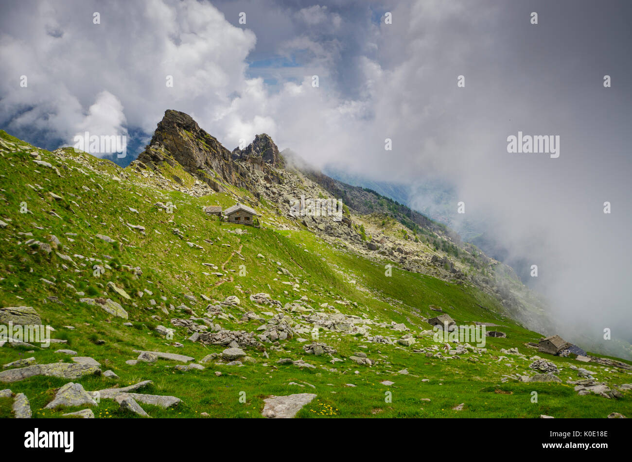 Ranger's house sotto il crinale (Valle Orco, il Parco Nazionale del Gran Paradiso, Piemonte, Italia) Foto Stock