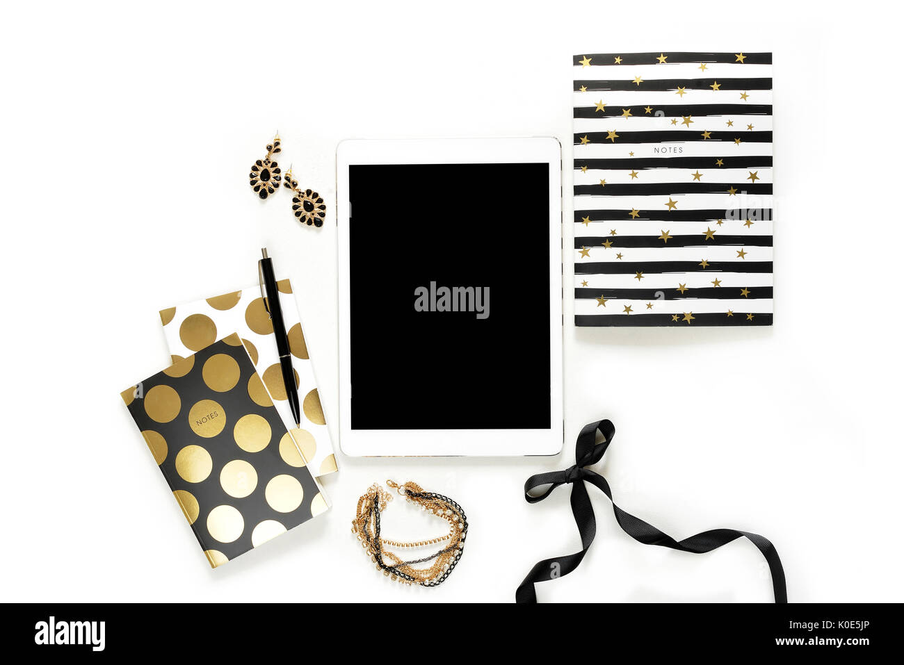 Appartamento laico femminile di moda home office area di lavoro con telefono, tazza di caffè nero elegante notebook d'oro, di cosmetici e di gioielli su sfondo bianco. vista dall'alto sulla donna lavoro di business desk Foto Stock