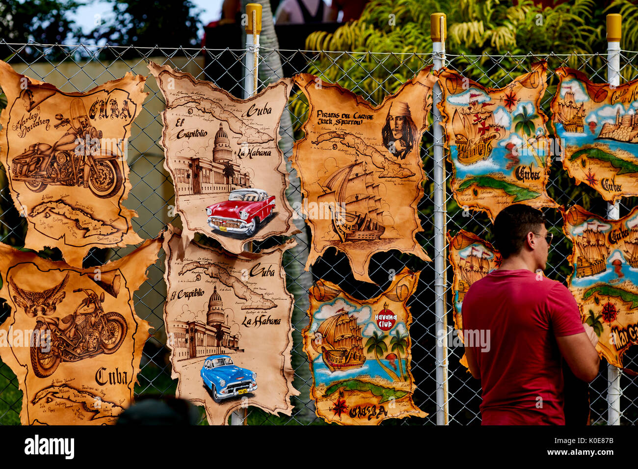 Commerciante cubano di vendita regali in pelle per i turisti a ponte Bacunayagua, il più alto in Cuba vicino a Matanzas, Cuba, isola dei Caraibi nazione sotto communis Foto Stock