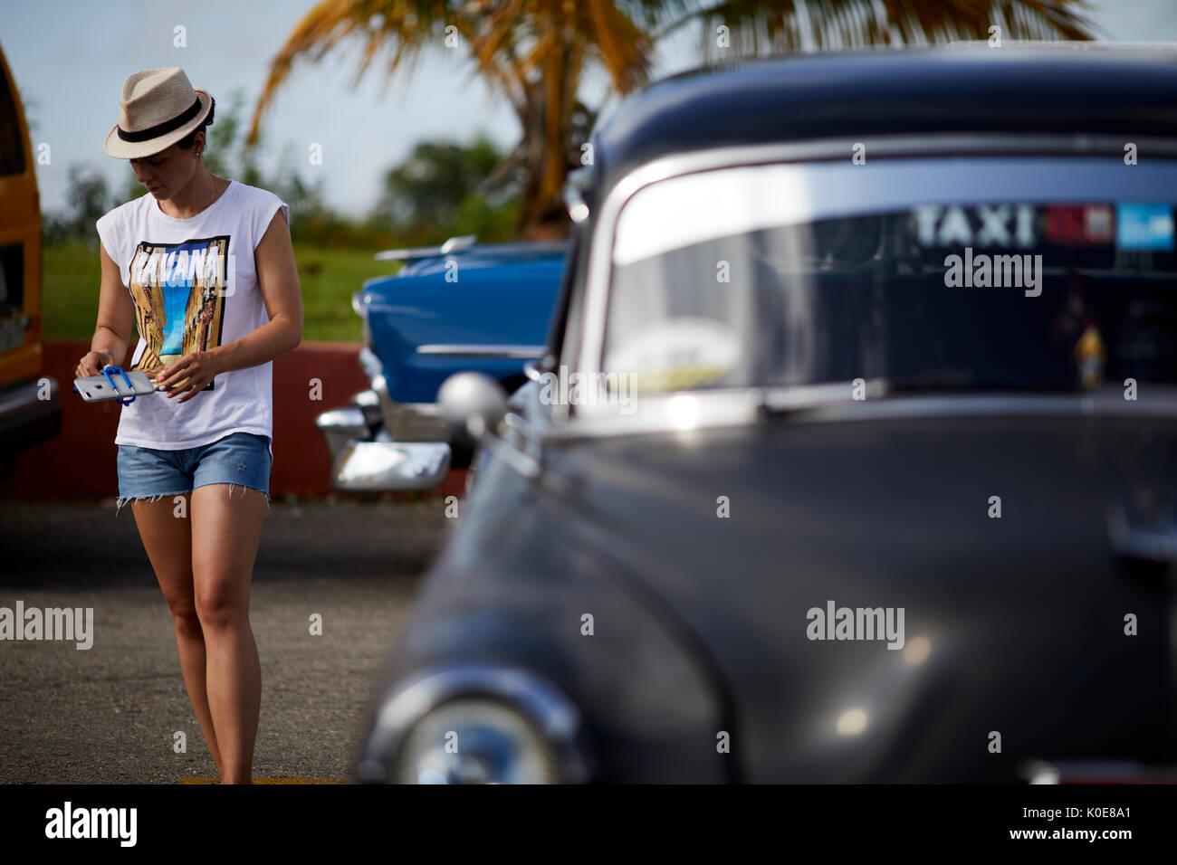 Parcheggiate cubano Americano classico auto nel parcheggio sul ponte Bacunayagua servizi, Cuba vicino a Matanzas, Cuba, Foto Stock