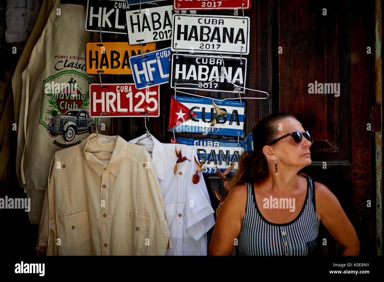 Capitale Havana in Cuba, negozio di lavoratori al di fuori di un negozio di articoli da regalo nella Città Vecchia Foto Stock