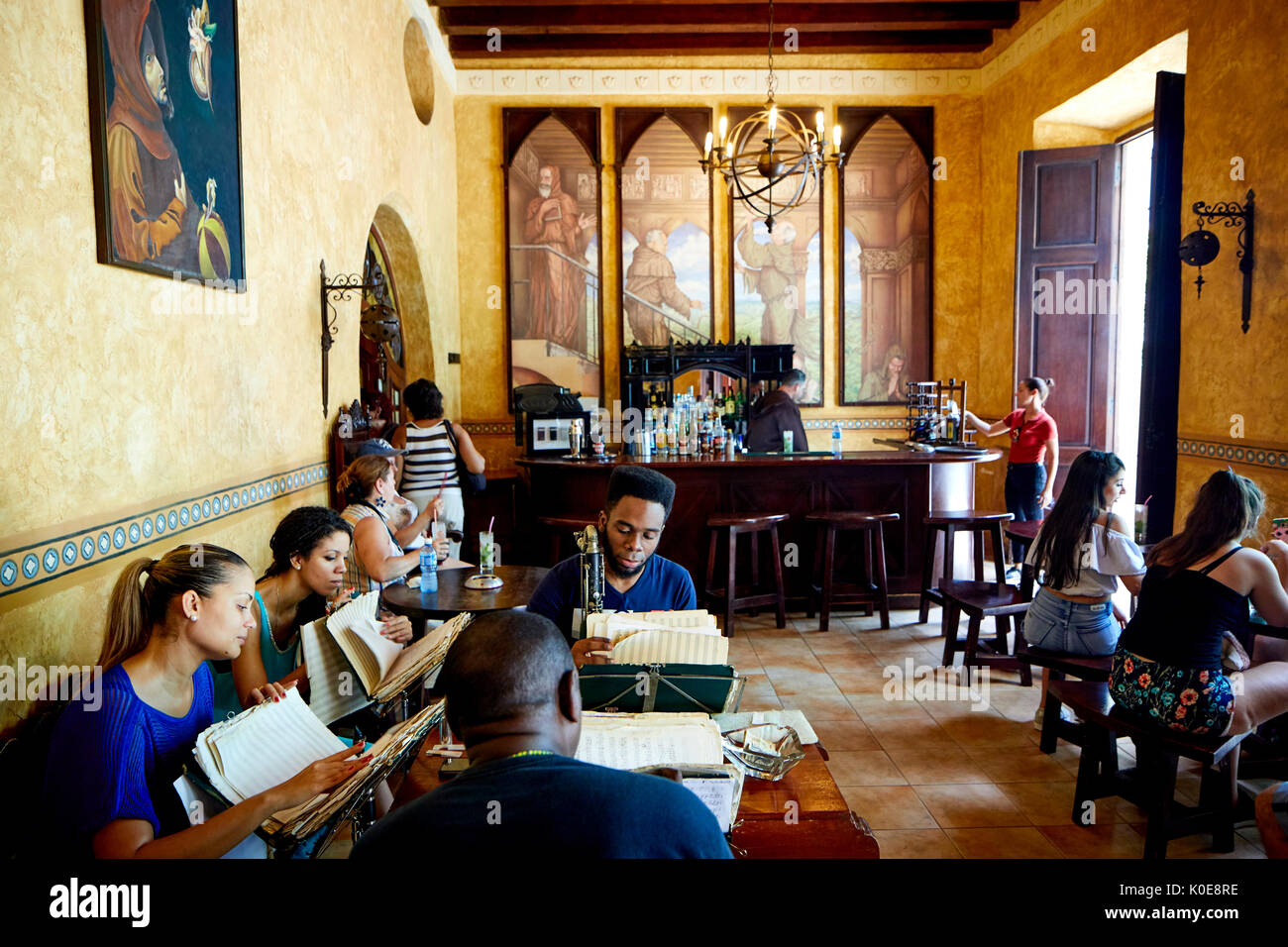 Capitale Havana, Cuba, cubano nella città vecchia Hotel Los Frailes i musicisti si esibiscono in zona bar Foto Stock