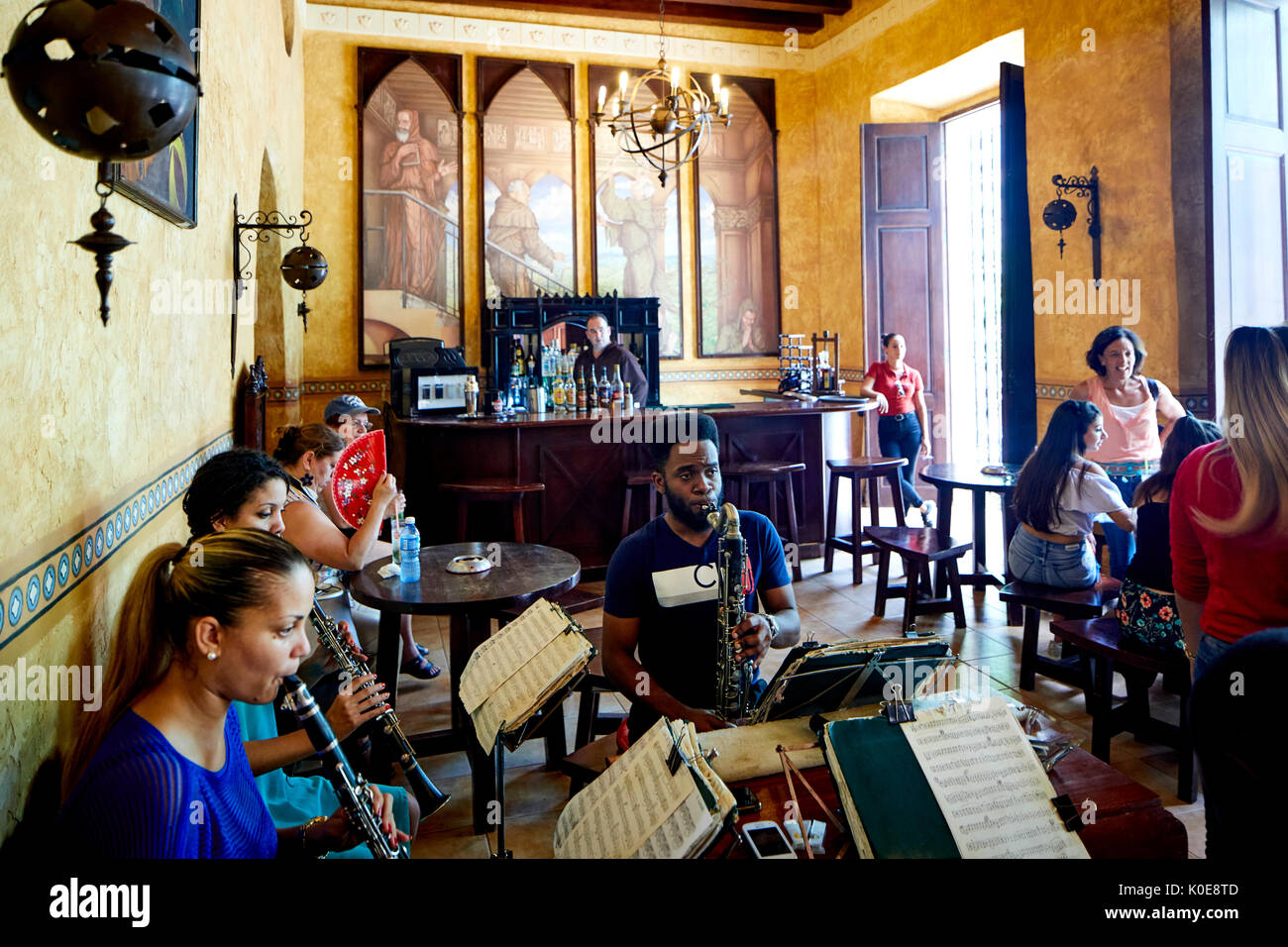 Capitale Havana, Cuba, cubano nella città vecchia Hotel Los Frailes i musicisti si esibiscono in zona bar Foto Stock