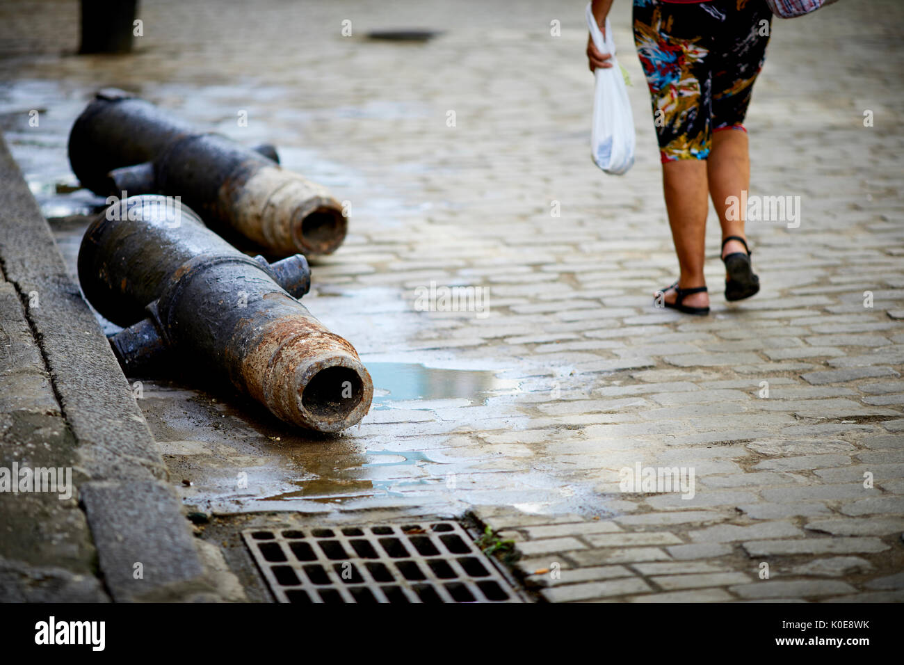 Capitale Havana, Cuba, cubana nel centro storico della città vecchia di cannoni e palle di cannone incorporato in strada e utilizzato come traffico barriere di controllo Foto Stock