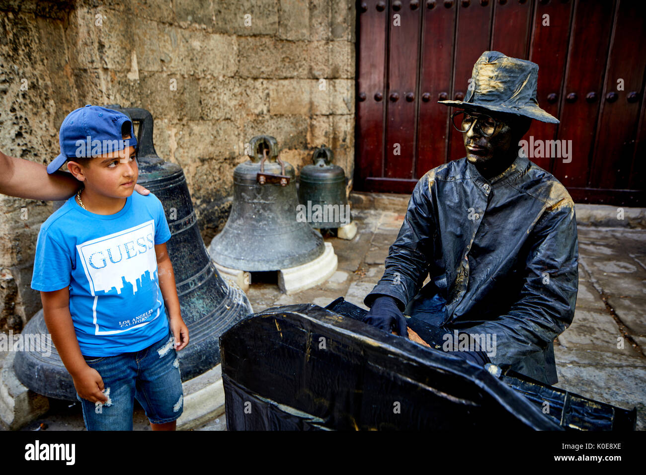 Capitale Havana, Cuba, suonatore ambulante cubano dipinta come una statua suonare il pianoforte per i turisti Foto Stock