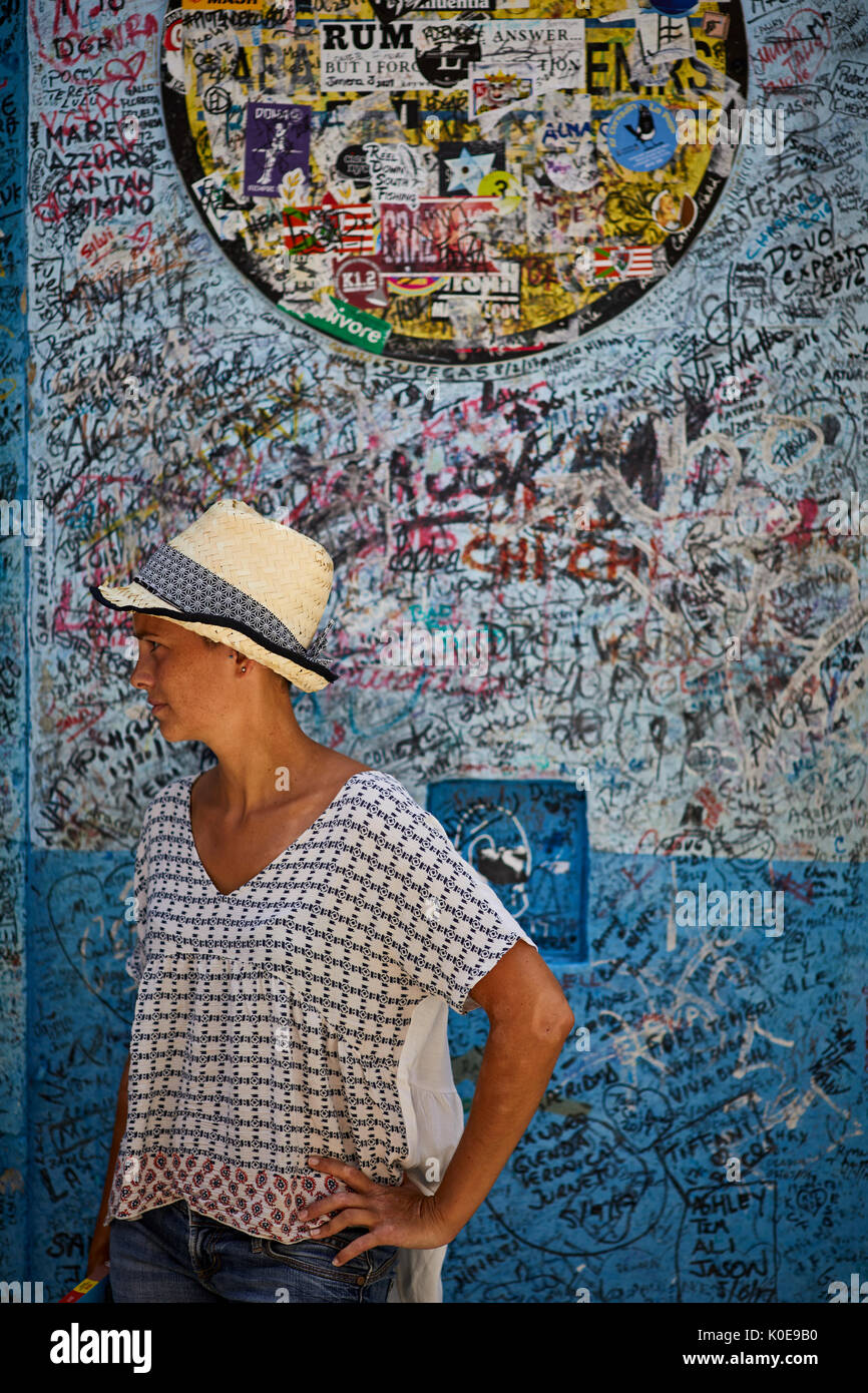 Cubano, Cuba, capitale, Havana artista disegno presso La Bodeguita del Medio famosa destinazione turistica, graffiti del famoso e turistico di decorare la exte Foto Stock