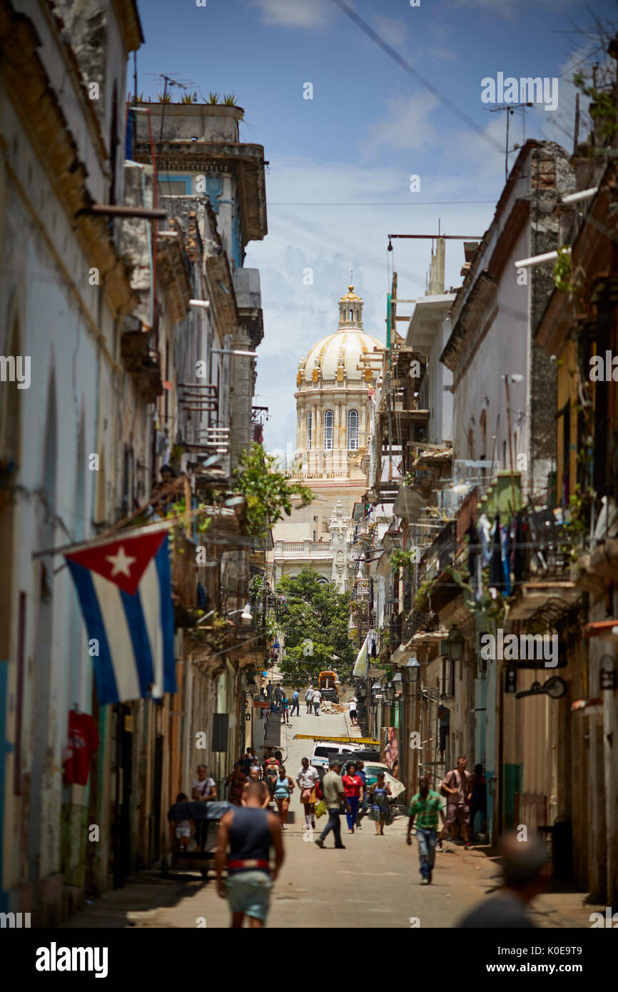 Cubano, Cuba, capitale, Capitolio o Capitol nazionale edificio tipico Avana vecchia strada stretta con il classico Carrello Chacón attraversando Cuba Street Foto Stock