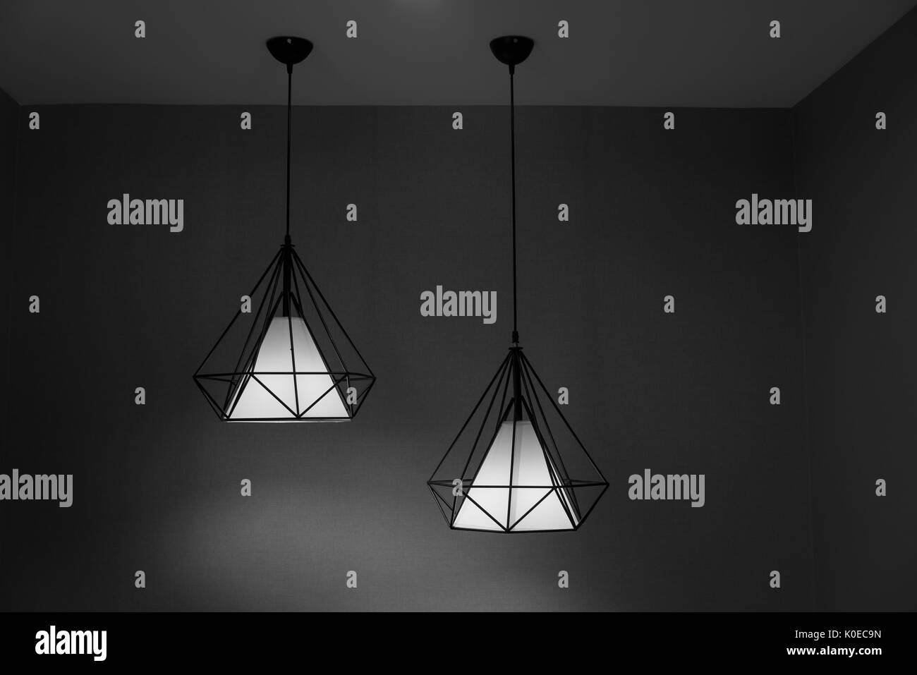 Due lampadari appesi sul soffitto. Design contemporaneo in bianco e nero di ombra. Foto Stock Due lampadari appesi sul soffitto. Design contemporaneo in bianco e nero di ombra. Foto Stock