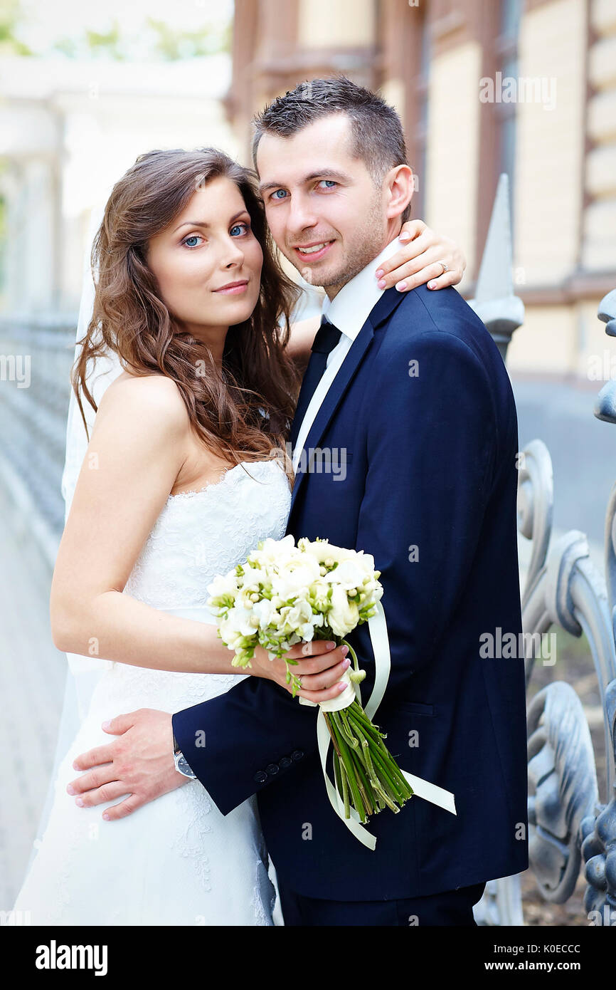Ritratto dello sposo e della sposa il giorno del matrimonio Foto Stock