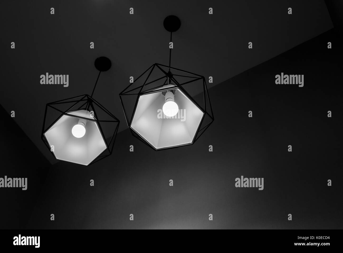 Due lampadari appesi sul soffitto. Design contemporaneo in bianco e nero di ombra. Foto Stock Due lampadari appesi sul soffitto. Design contemporaneo in bianco e nero di ombra. Foto Stock