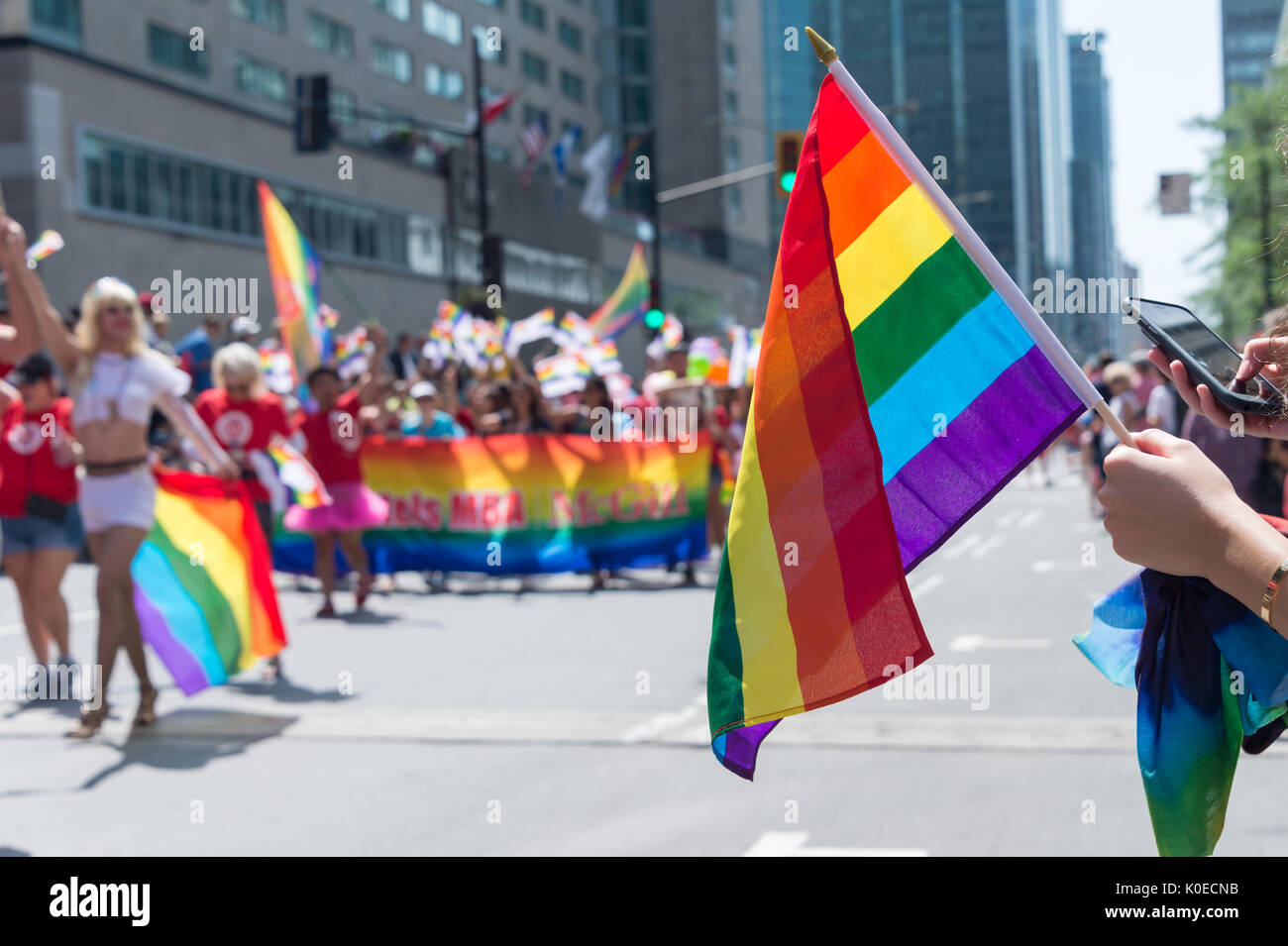 Montreal, Canada - 20 August 2017: Gay bandiera arcobaleno a Montreal Gay Pride Parade con partecipanti sfocata in background Foto Stock
